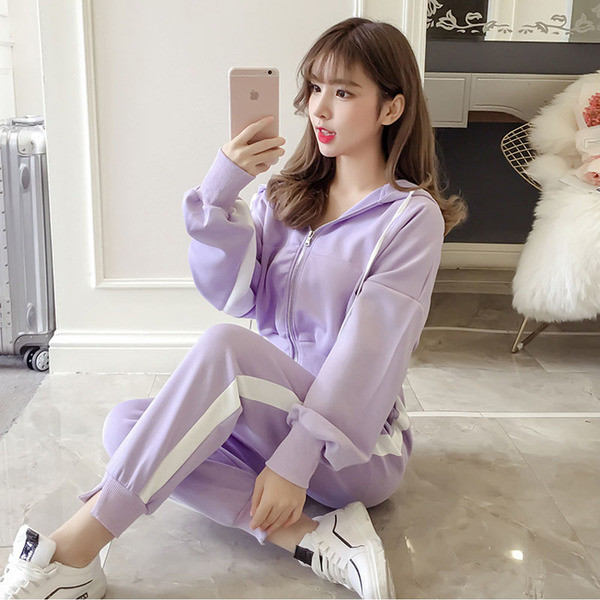 Αθλητικό γυναικείο σύνολο με πλευρική μπορντούρα σε τρία χρώματα