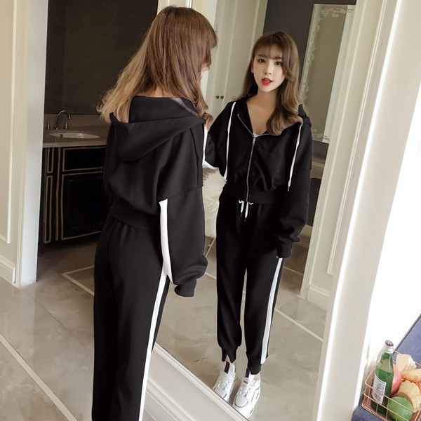 Αθλητικό γυναικείο σύνολο με πλευρική μπορντούρα σε τρία χρώματα