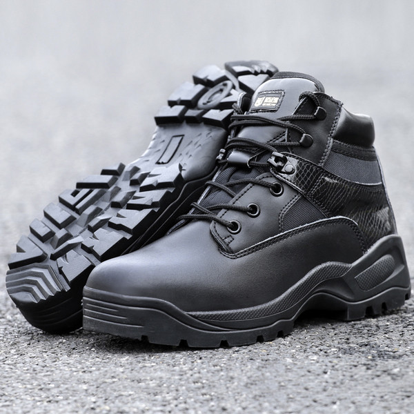 Ανδρικά υποδήματα πεζοπορίας σε σκούρο και ανοιχτό χρώμα