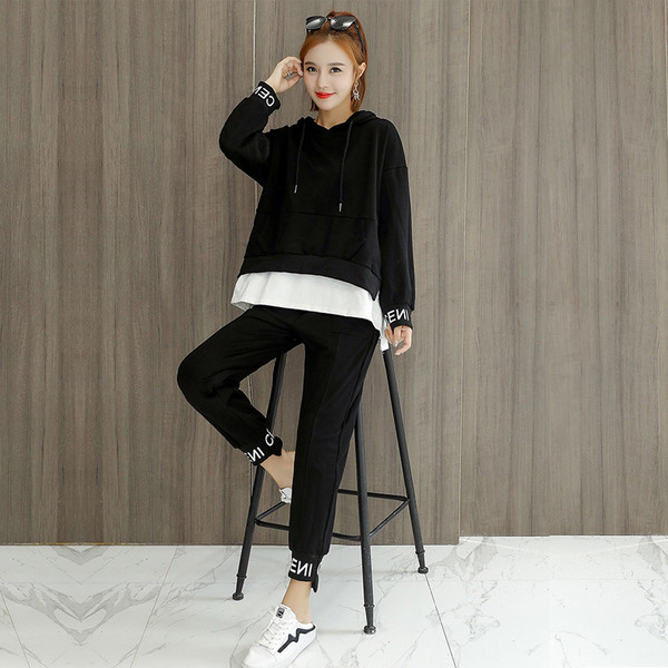 Γυναικεία αθλητικά σετ με μαύρες επιγραφές