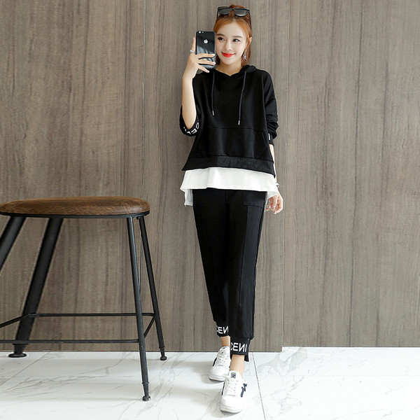 Γυναικεία αθλητικά σετ με μαύρες επιγραφές