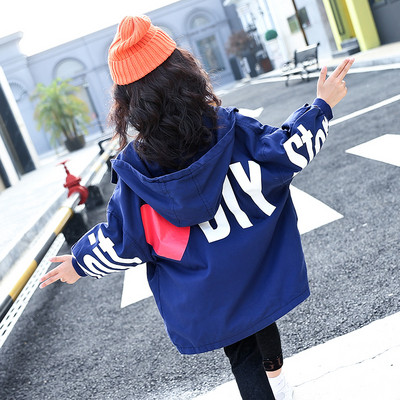 Παιδικό μοντέρνο μπουφάν ευρύ σχέδιο σε δύο χρώματα με επιγραφή και κουκούλα