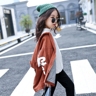 Παιδικό μοντέρνο μπουφάν ευρύ σχέδιο σε δύο χρώματα με επιγραφή και κουκούλα