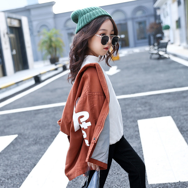 Παιδικό μοντέρνο μπουφάν ευρύ σχέδιο σε δύο χρώματα με επιγραφή και κουκούλα