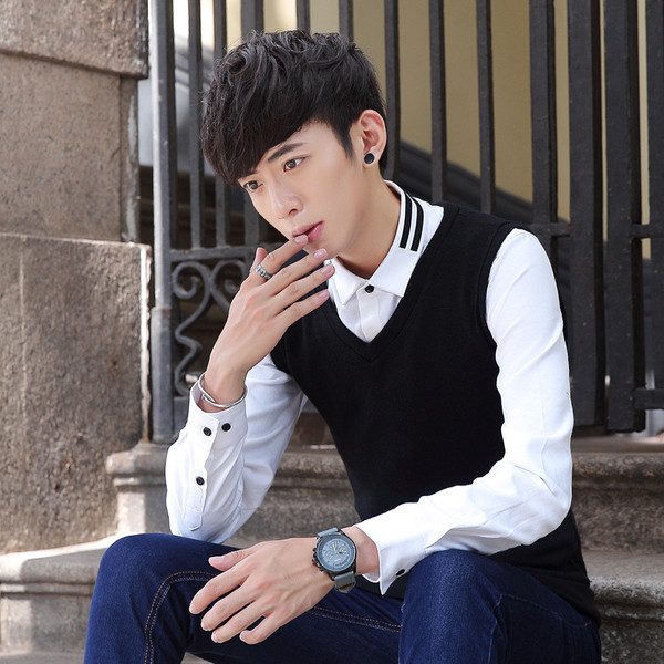 Μοντέρνο ανδρικό γιλέκο με λεμόκοψη σε σχήμα V