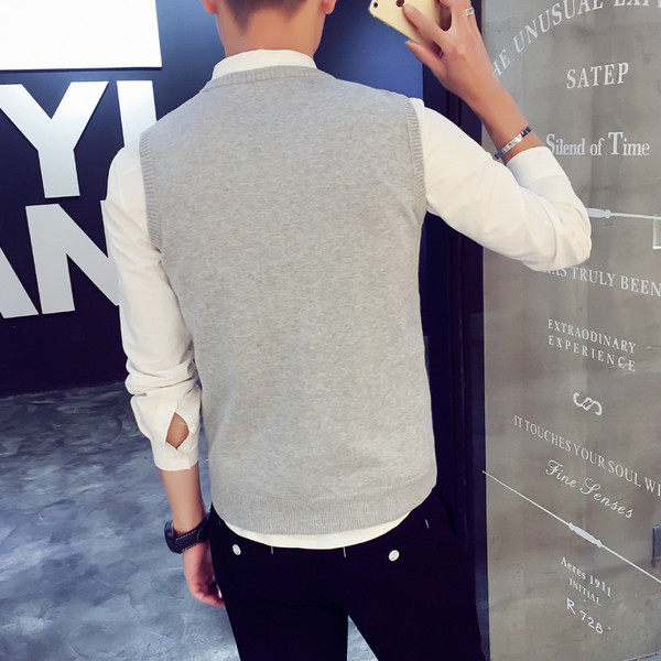 Μοντέρνο ανδρικό γιλέκο με λεμόκοψη σε σχήμα V