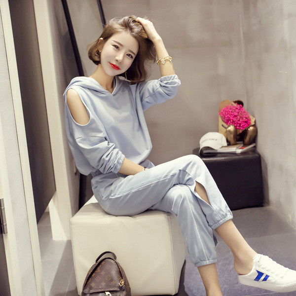 Μοντέρνα αθλητική φόρμα σε μαύρο και γκρι χρώμα