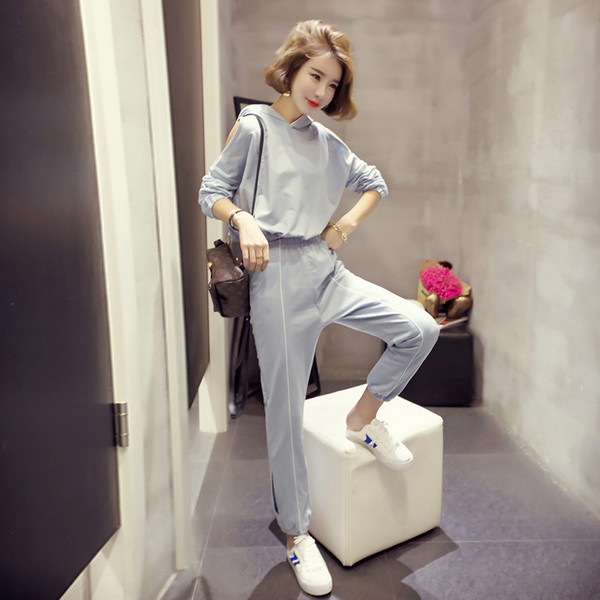 Μοντέρνα αθλητική φόρμα σε μαύρο και γκρι χρώμα