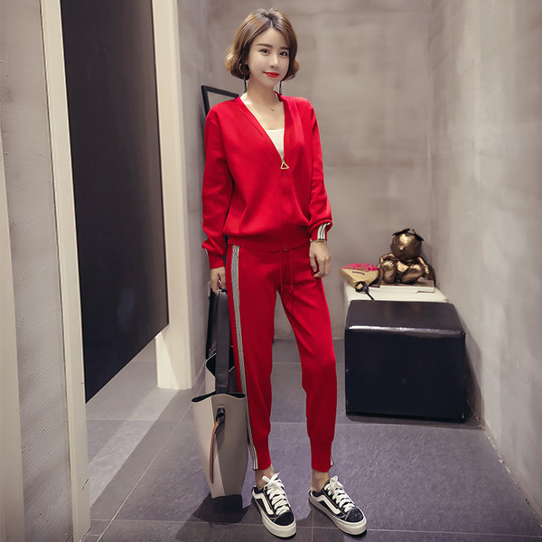 Γυναικεία αθλητικά σύνολα  σε μαύρο και κόκκινο σε δύο μέρη 