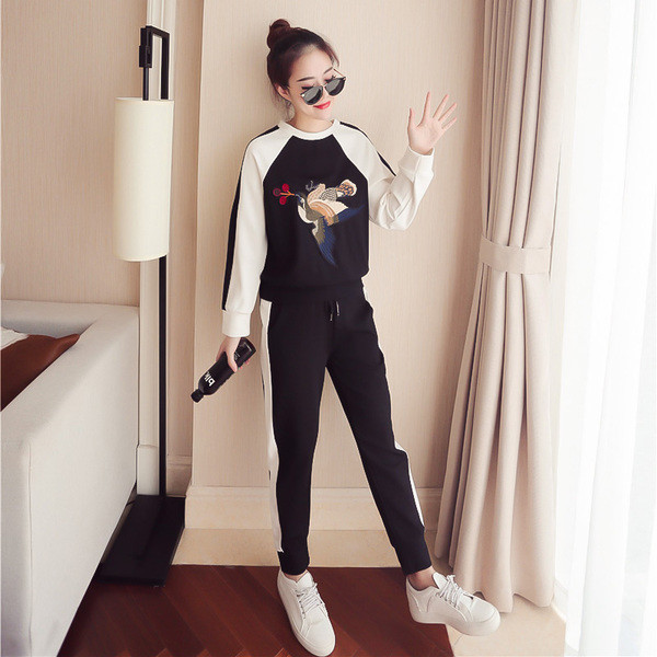 Αθλητική γυναικεία φόρμα με εφαρμογές σε μαύρο χρώμα