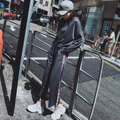 Μοντέρνο γυναικείο σύνολο με πλευρική μπορντούρα σε τρία χρώματα