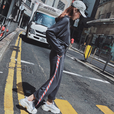 Μοντέρνο γυναικείο σύνολο με πλευρική μπορντούρα σε τρία χρώματα