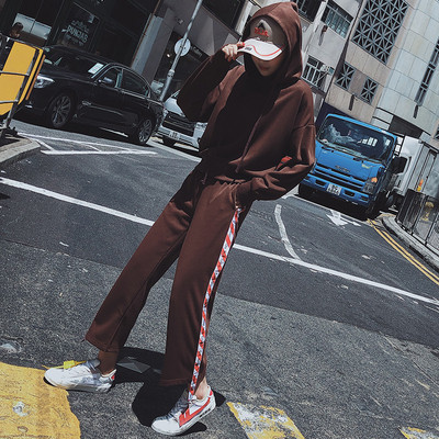 Μοντέρνο γυναικείο σύνολο με πλευρική μπορντούρα σε τρία χρώματα