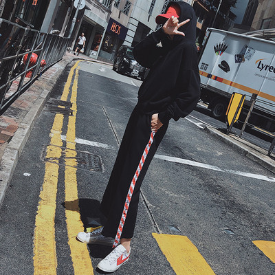 Μοντέρνο γυναικείο σύνολο με πλευρική μπορντούρα σε τρία χρώματα