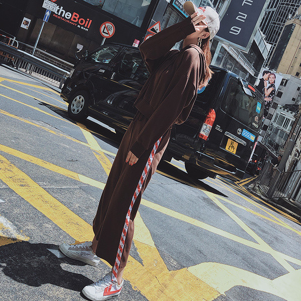 Μοντέρνο γυναικείο σύνολο με πλευρική μπορντούρα σε τρία χρώματα