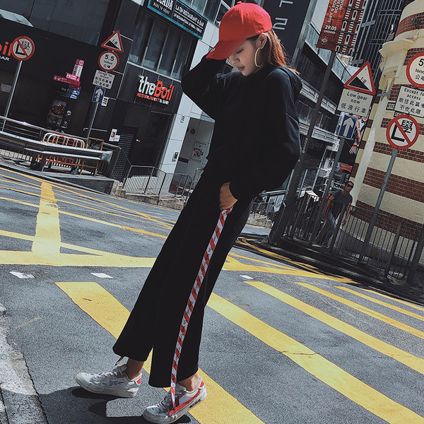 Μοντέρνο γυναικείο σύνολο με πλευρική μπορντούρα σε τρία χρώματα