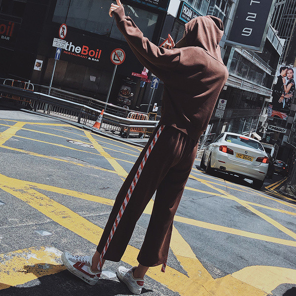 Μοντέρνο γυναικείο σύνολο με πλευρική μπορντούρα σε τρία χρώματα