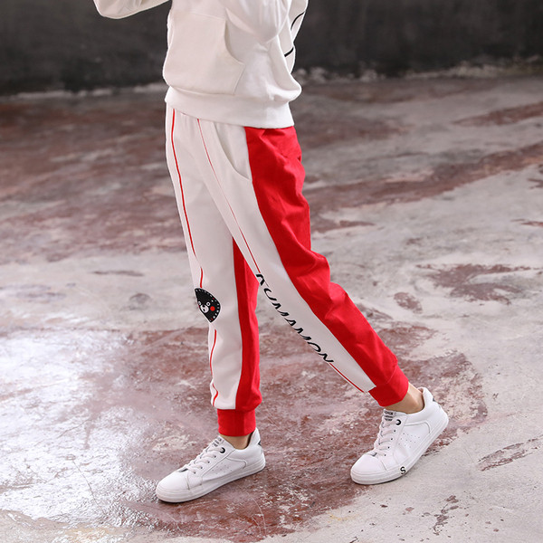 Παιδική φόρμα  σε ανοιχτό χρώμα με επιγραφή