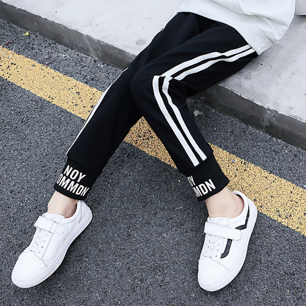 Παιδικά αθλητικά παντελόνια με πλευρικές άκρες και επιγραφή