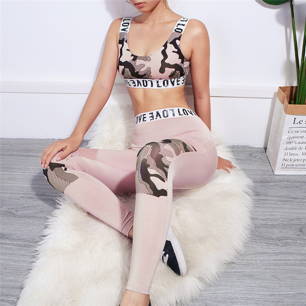 Αθλητικό γυναικείο σετ με επιγραφές και σχέδια καμουφλάζ
