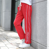 Παιδική φόρμα με κεντημένη επιγραφή σε τρία χρώματα