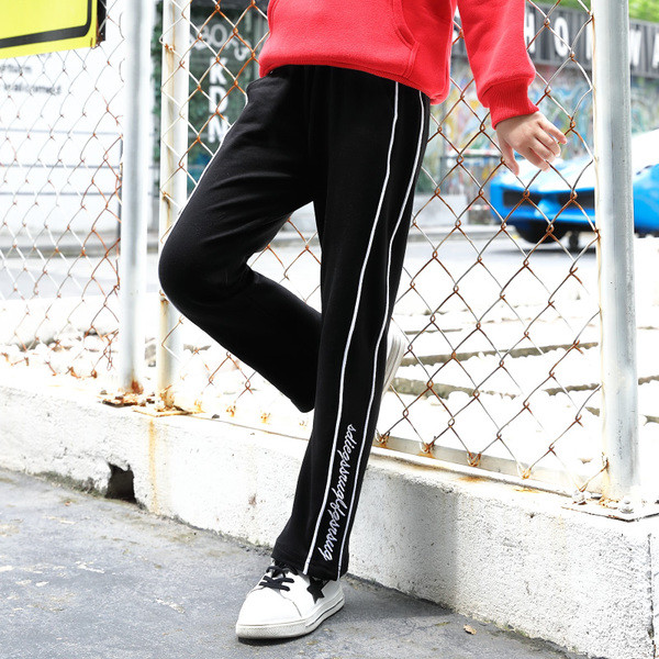 Παιδική φόρμα με κεντημένη επιγραφή σε τρία χρώματα