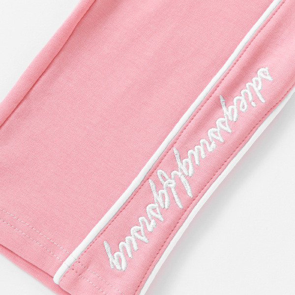 Παιδική φόρμα με κεντημένη επιγραφή σε τρία χρώματα