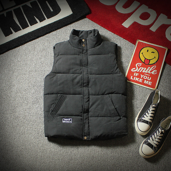 Vesta barbateasca cu nasturi metalici in mai multe culori