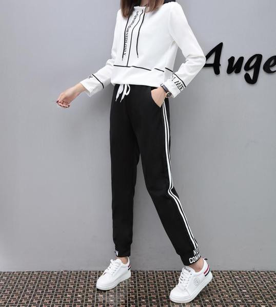 Αθλητικό γυναικείο σετ με επιγραφές δύο χρωμάτων