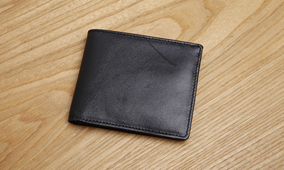 Καθημερινό δερμάτινο πορτοφόλι για άνδρες σε δύο χρώματα