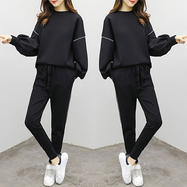 Set sport de damă de culoare neagră în două părți - hanorac cu mâneci largi și trening cu talie elastică