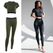 Αθλητικό  γυναικείο σύνολο  - κοντό μπλουζάκι και κολάν