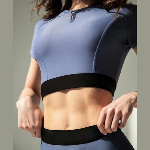 Αθλητικό  γυναικείο σύνολο  - κοντό μπλουζάκι και κολάν