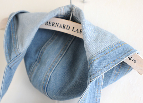 Γυναικείο τζιν γιλέκο  με κουκούλα