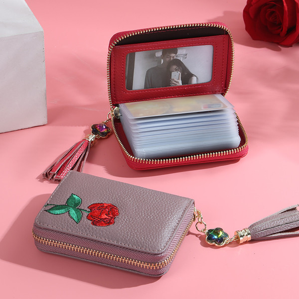Női pénztárca több színben virágos motívummal