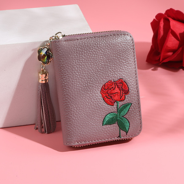 Női pénztárca több színben virágos motívummal