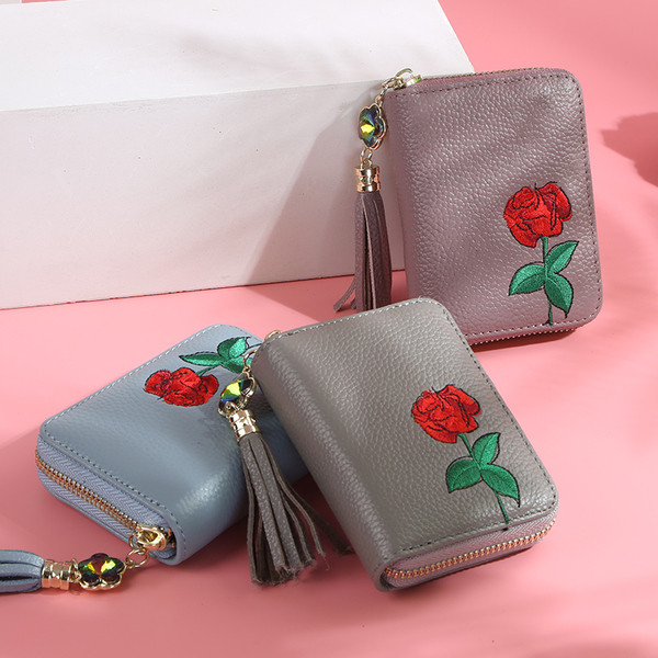 Női pénztárca több színben virágos motívummal
