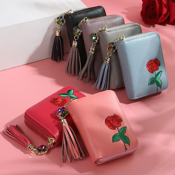 Női pénztárca több színben virágos motívummal