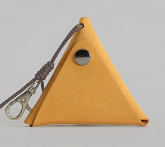 Δερμάτινο ανδρικό μικρό πορτοφόλι σε τριγωνικό σχήμα