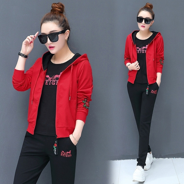 Set sport pentru femei din trei părți cu inscripție și motive florale în mai multe culori