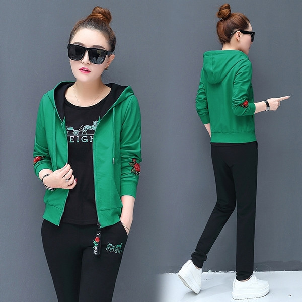 Set sport pentru femei din trei părți cu inscripție și motive florale în mai multe culori