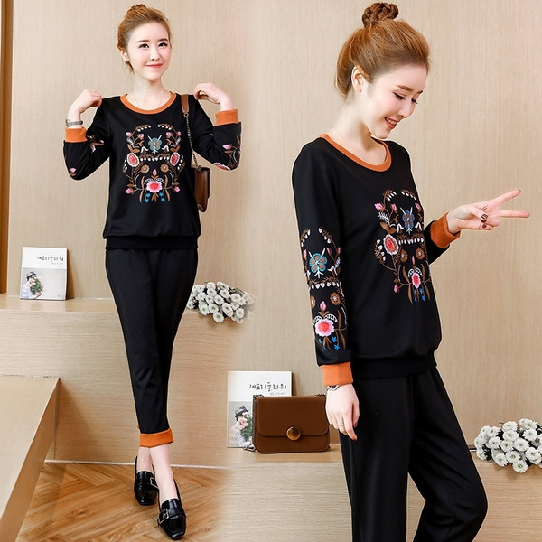 Γυναικείο αθλητικό καθημερινό σετ  σε μαύρο χρώμα με φυτικό κέντημα