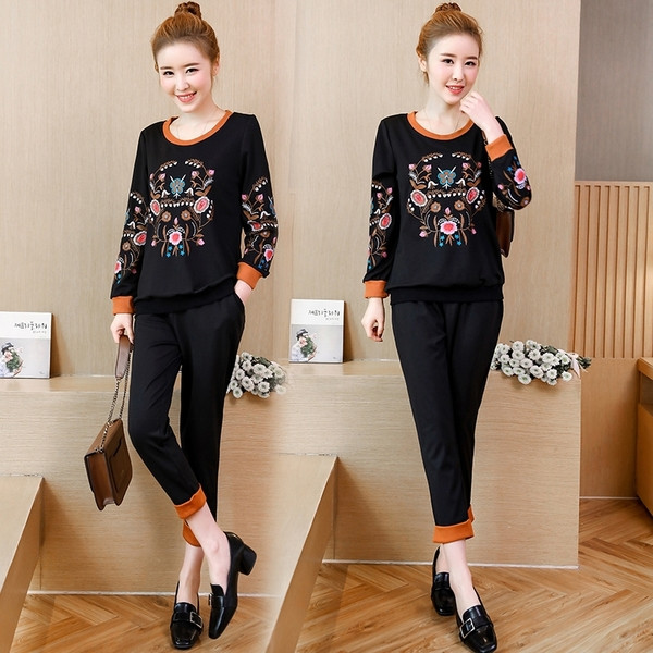 Γυναικείο αθλητικό καθημερινό σετ  σε μαύρο χρώμα με φυτικό κέντημα