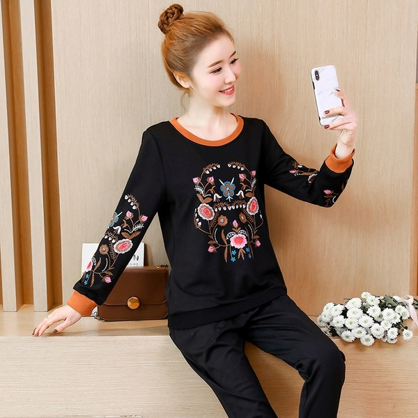 Γυναικείο αθλητικό καθημερινό σετ  σε μαύρο χρώμα με φυτικό κέντημα