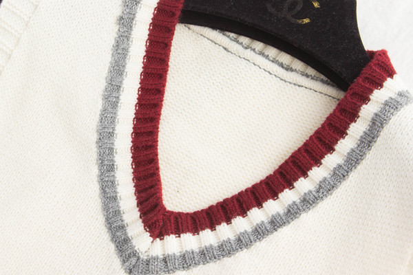 Μοντέρνο μάλλινο γιλέκο με ντεκολτέ σε σχήμα V σε άσπρο και μπλε χρώμα