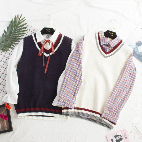 Μοντέρνο μάλλινο γιλέκο με ντεκολτέ σε σχήμα V σε άσπρο και μπλε χρώμα