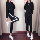 Дамски спортен екип от две части в черен и бял цвят