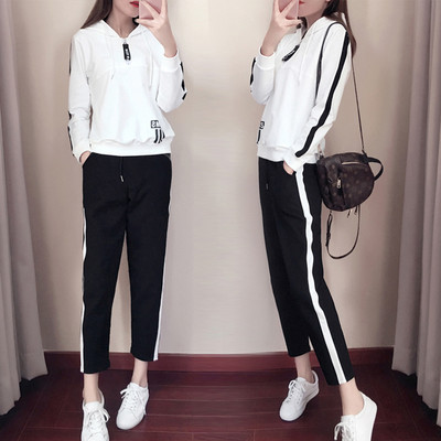 Дамски спортен екип от две части в черен и бял цвят