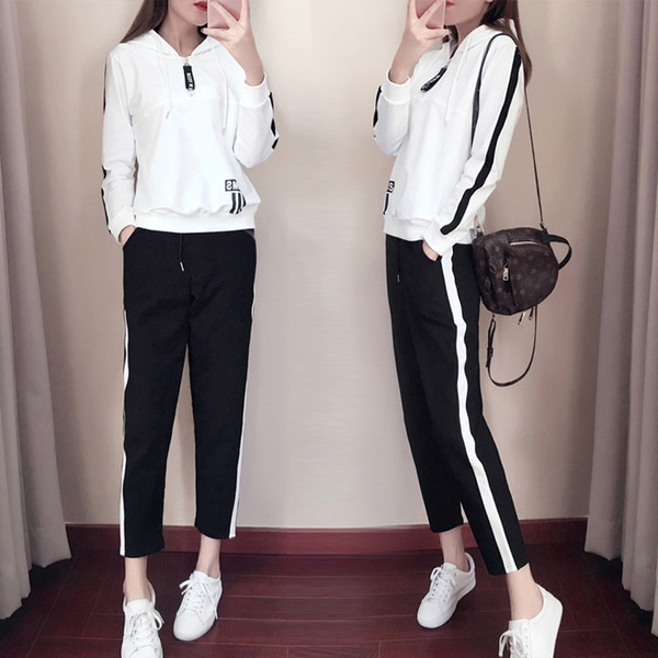 Дамски спортен екип от две части в черен и бял цвят