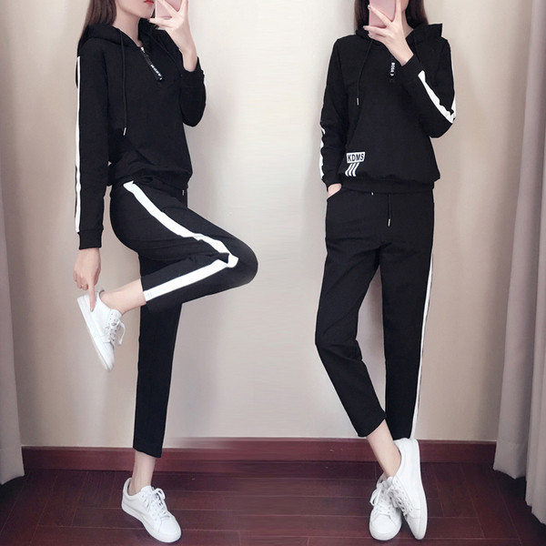 Дамски спортен екип от две части в черен и бял цвят